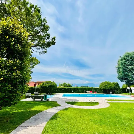 Mela - Vista Piscina E A Desenzano Desenzano del Garda